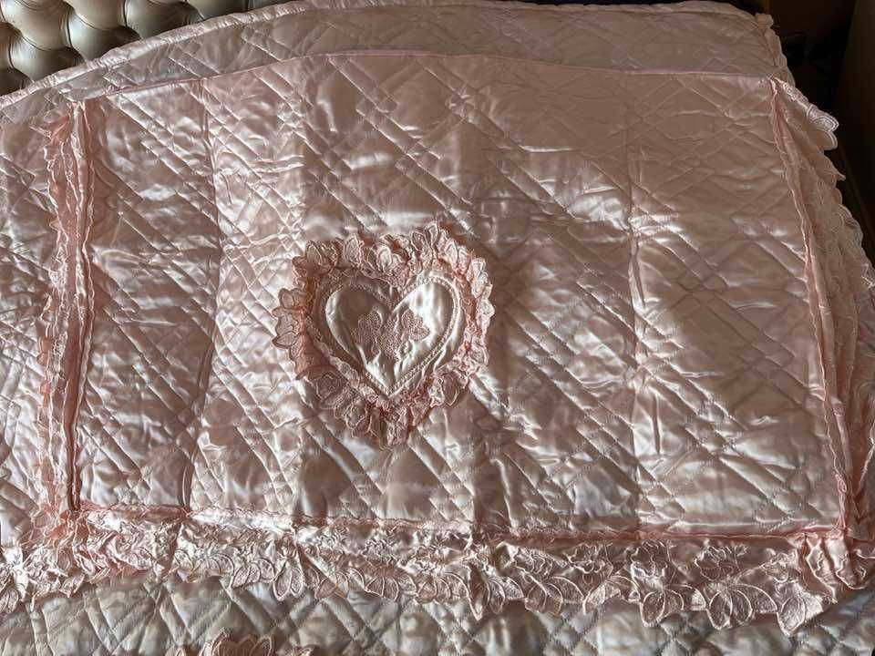 Атласное покрывало с подушками на 2спальную кровать новое, Италия