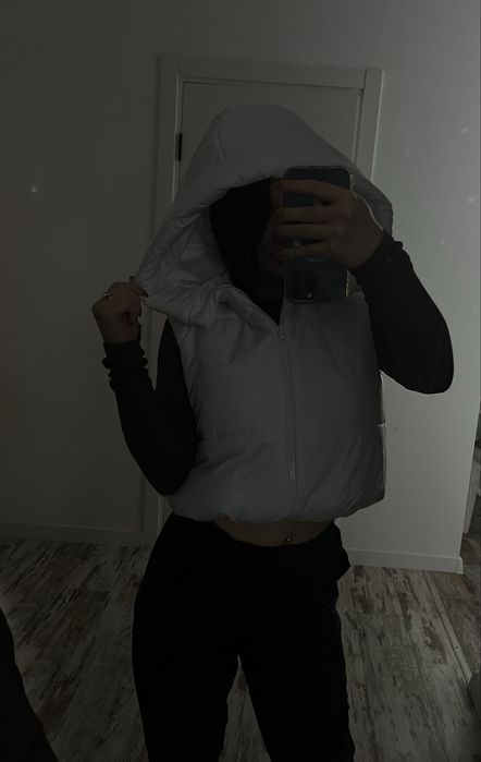 Желетка коротка з капішоном