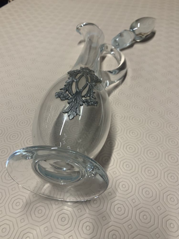 Garrafa de vidro tipo jarro ornamentada a estanho