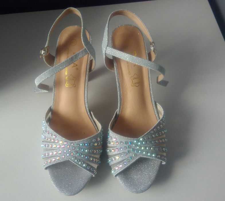 Buty srebrne z cekinami