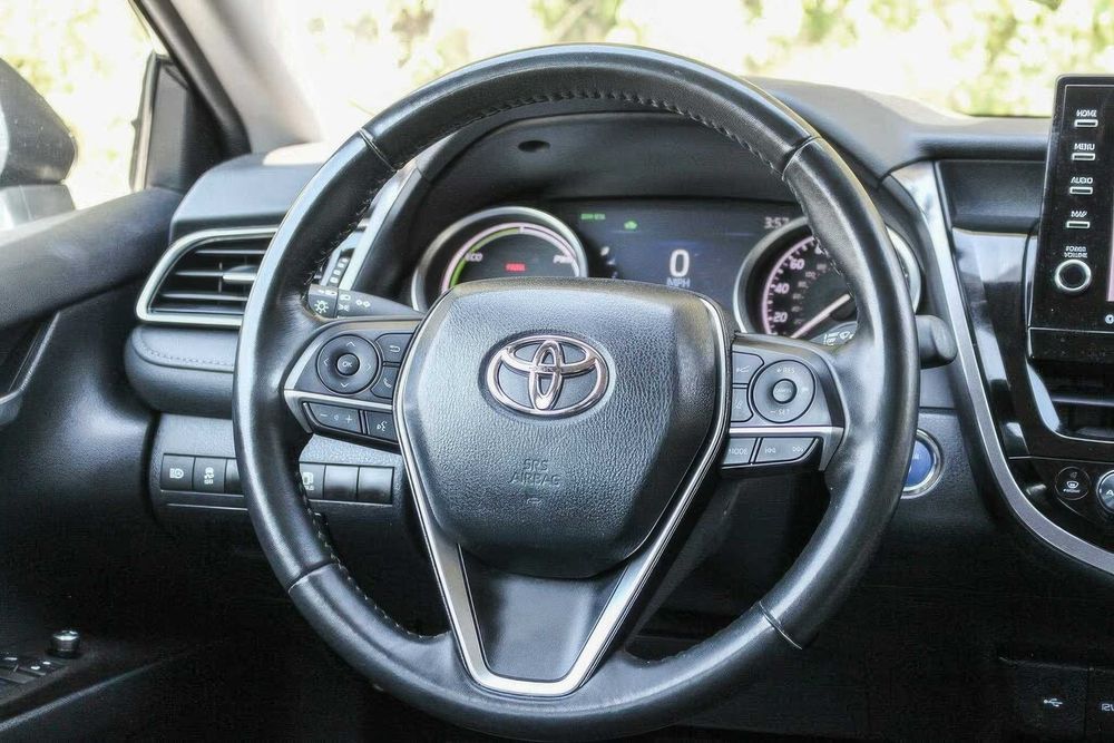 Toyota Camry Hybrid XLE      2024