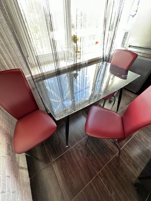 Продам стеклянный стол со стульями