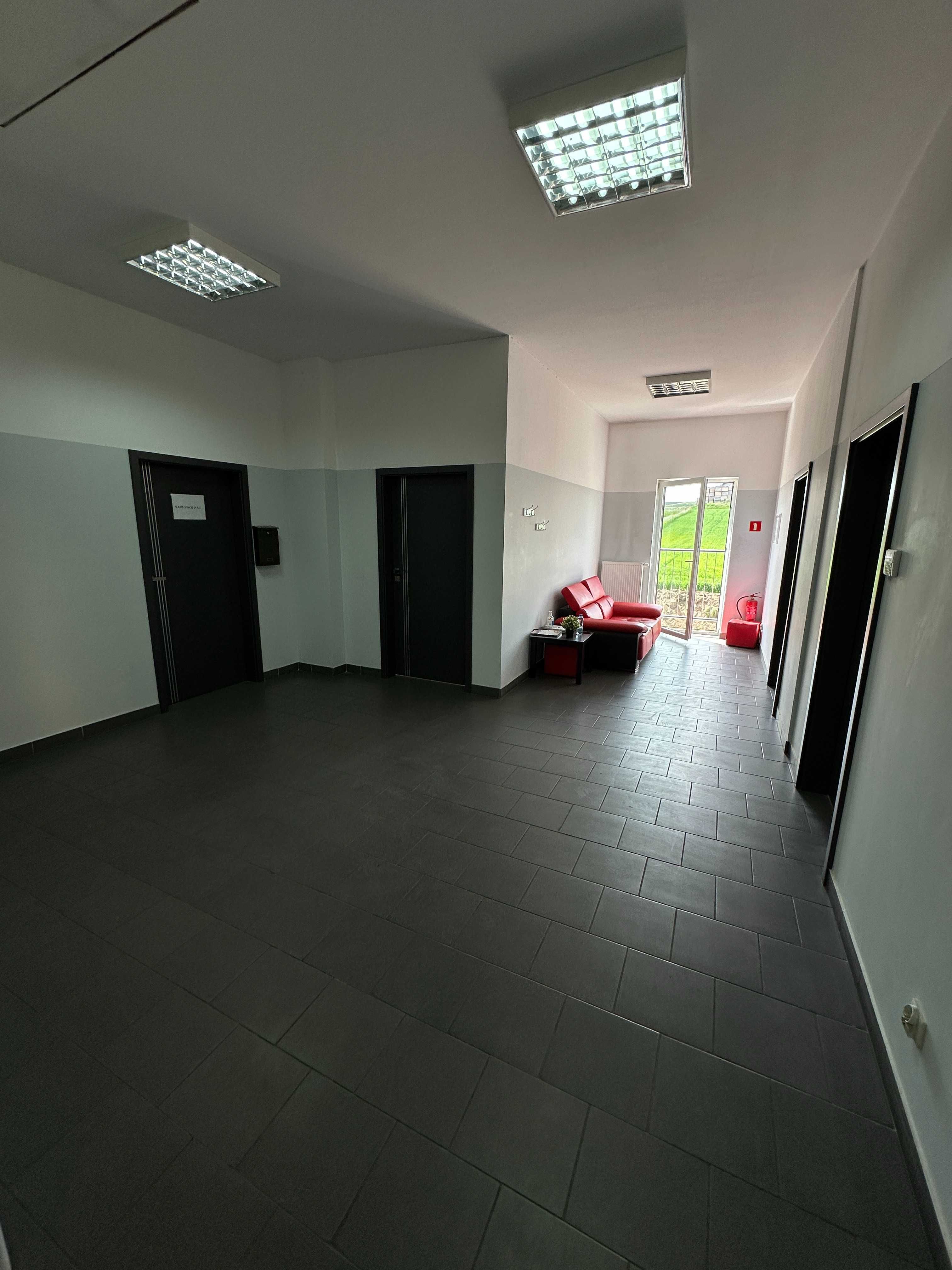 Lokal biurowy/usługowy w dużym budynku usługowym 17m2