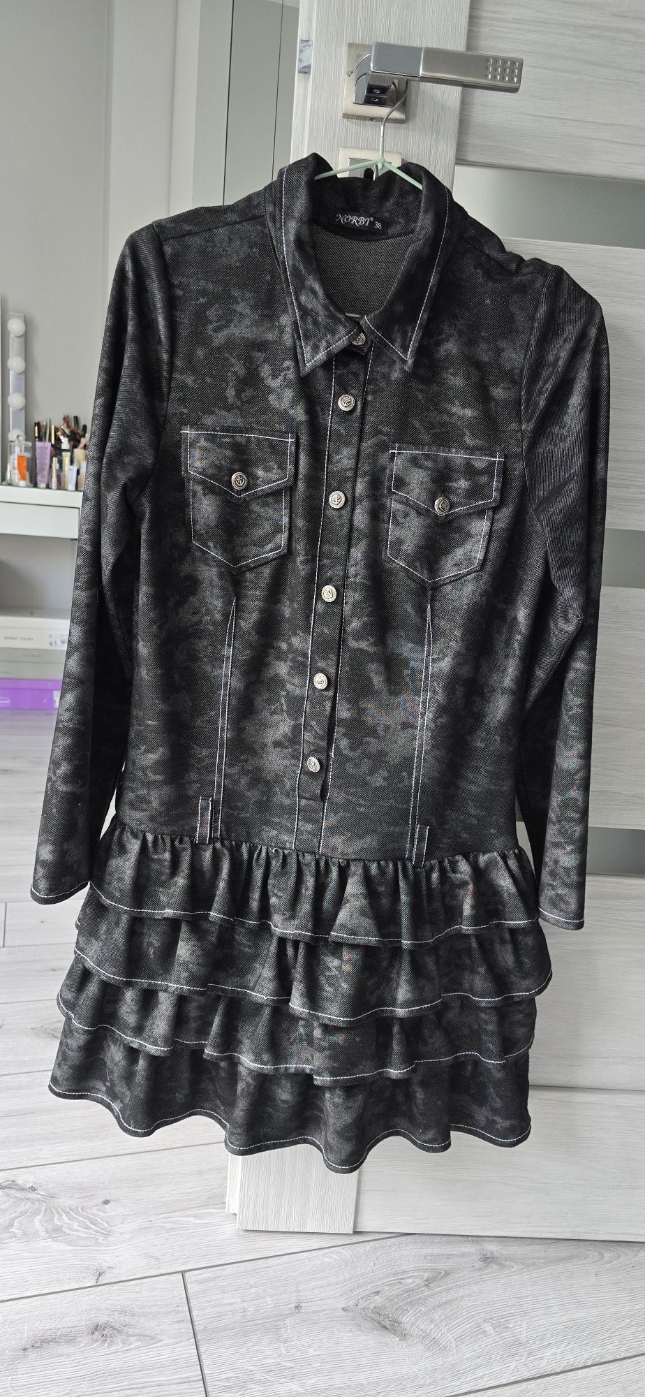 Sukienka koszulowa mini z falbankami ala czarny jeans moro, s.bdb