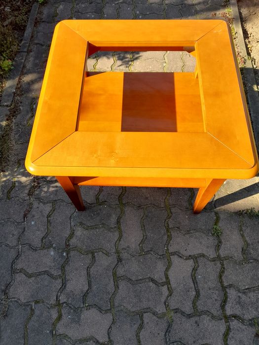 Stolik drewniany z szybą