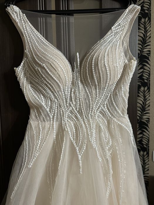 Весільна сукня зі шлейфом нюд