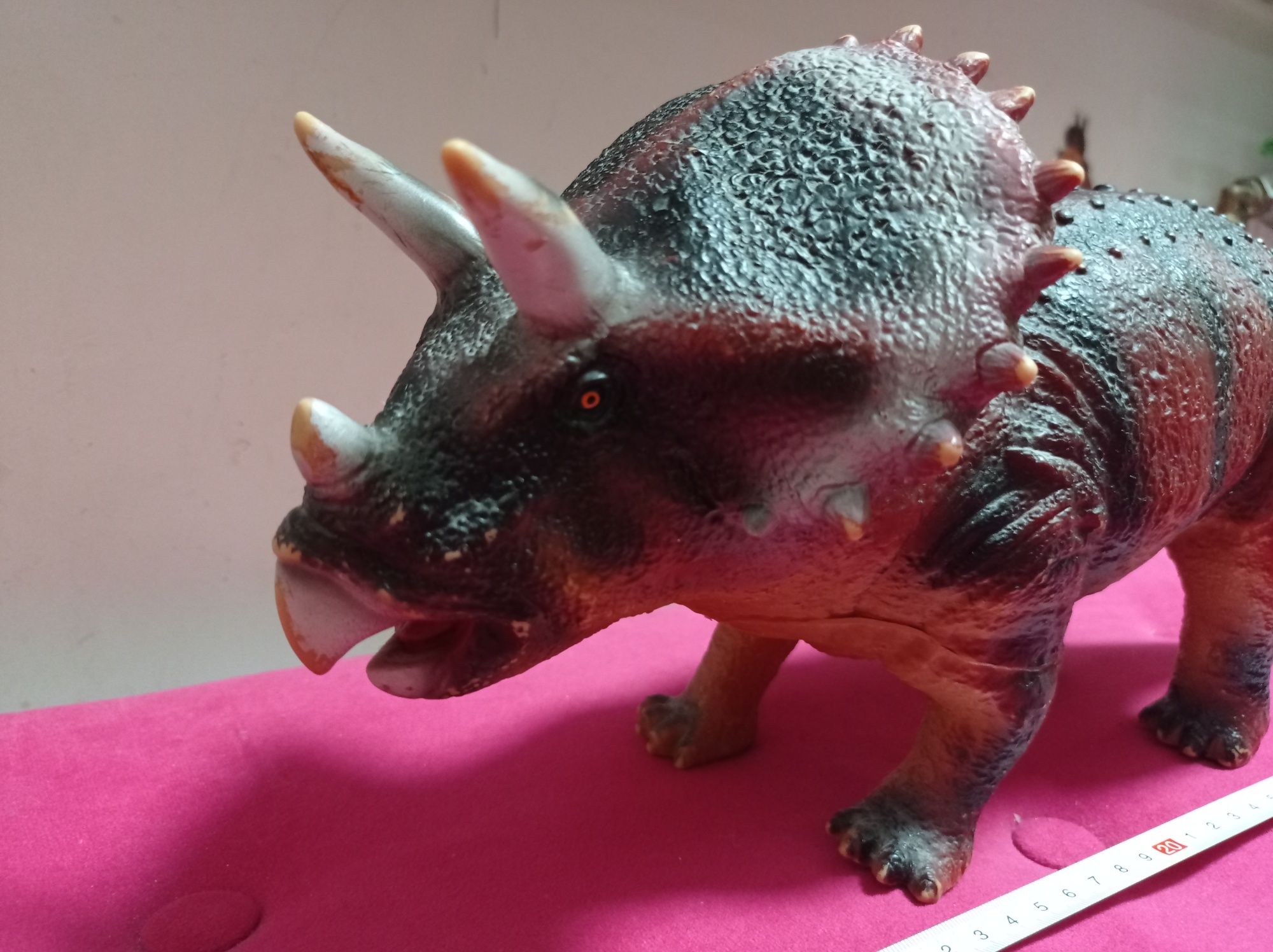 Gumowy triceratops