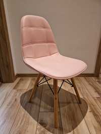 Krzesło w stylu skandynawskim jasno różowe .