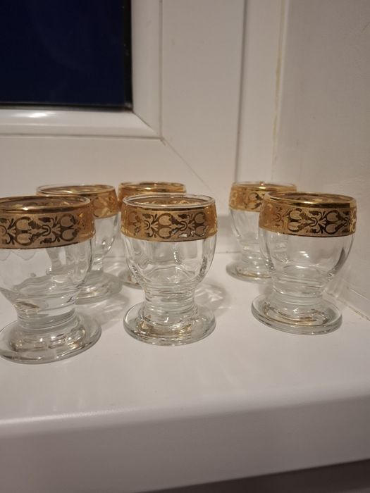 Kieliszki małe że złotym wykończeniem