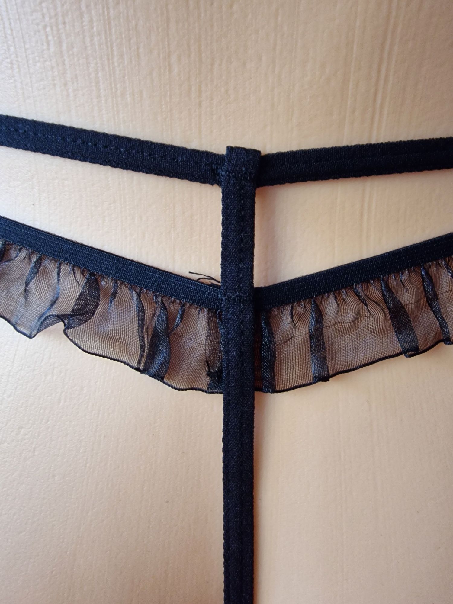 Seksowne koronkowe stringi damskie  z falbanką.