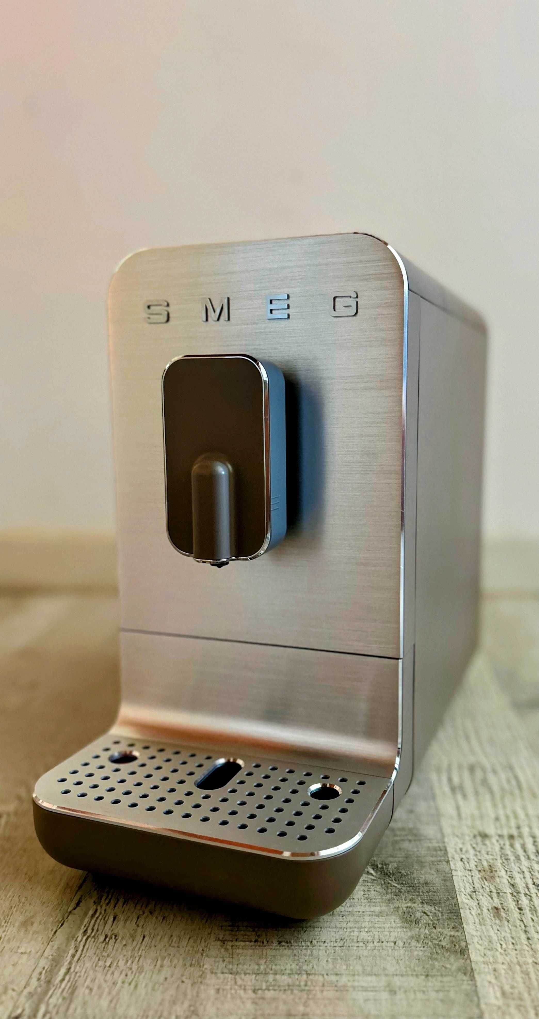 Máquina de Café Automática - SMEG