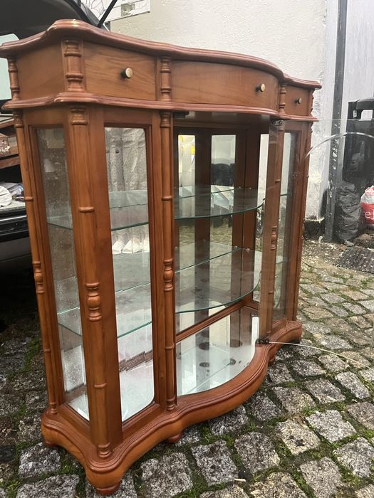 Cristaleira em madeira movel estimado