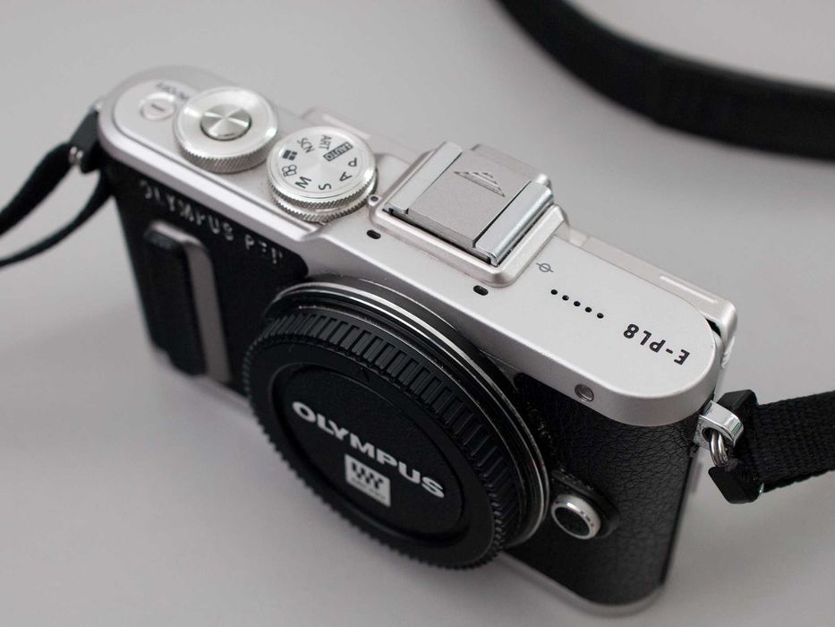 Olympus PEN E-PL8 16.1MP (Corpo + Flash + Bateria Extra + Carregador)