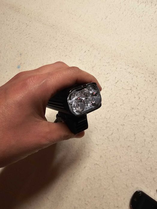 Lezyne 1300XL luz topo de gama