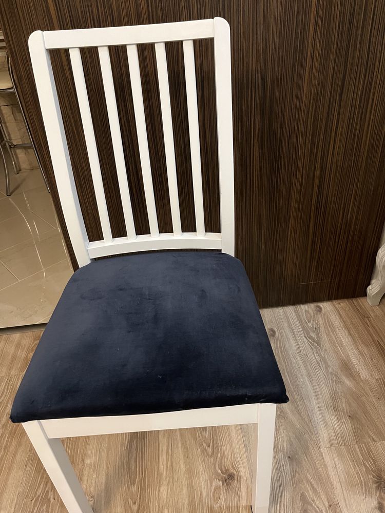 Białe krzesła z IKEA