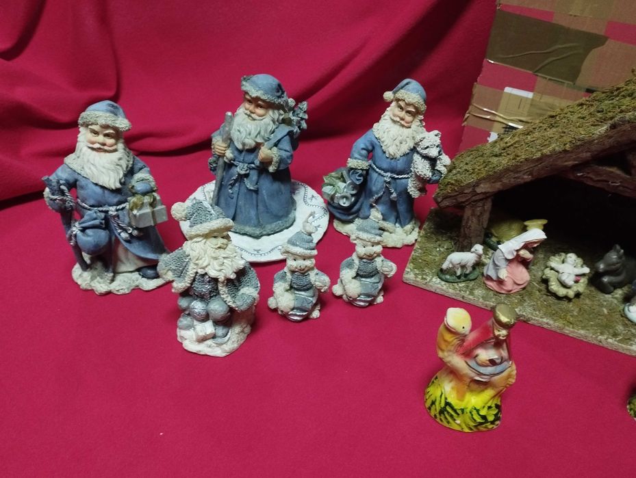 Conjunto de varias figuras presépio e cabana, em muito bom estado