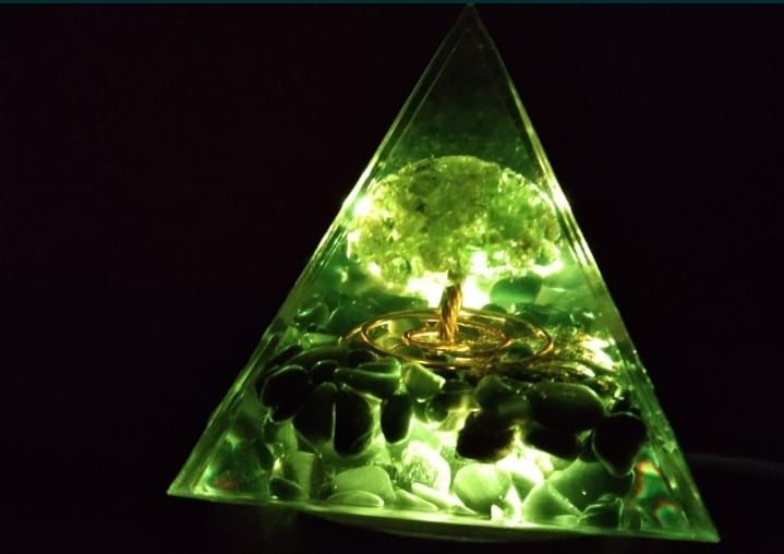 Drzewko życia-piramida ORGONE z oświetleniem LED