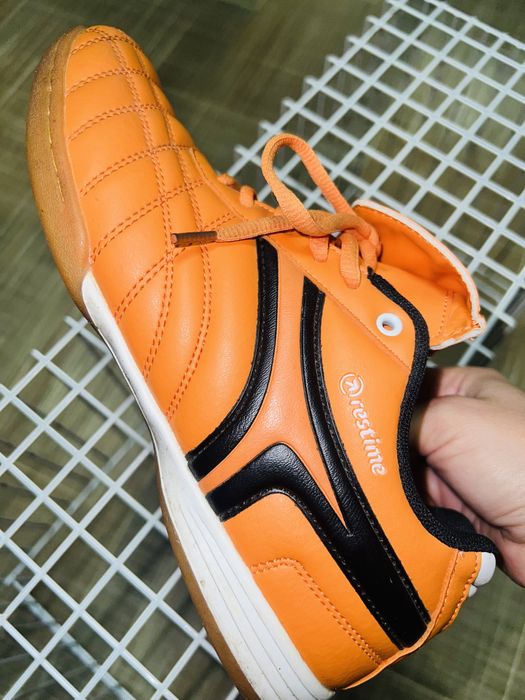 Restime кросівки, кеди або футзалки