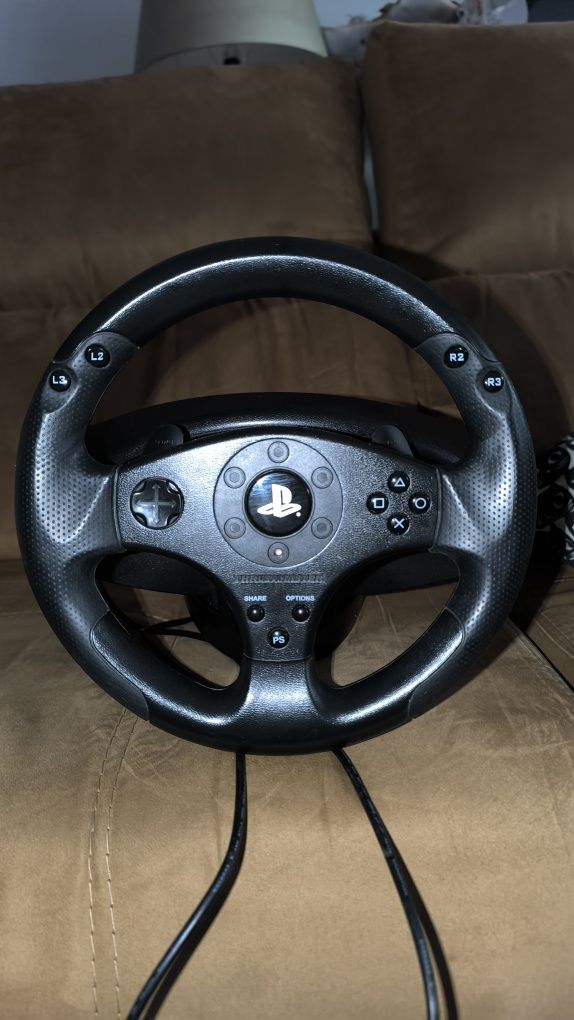 Consola PS4 1TB, 8 Jogos e Volante T 80 THRUSMASTER PS4/PS3