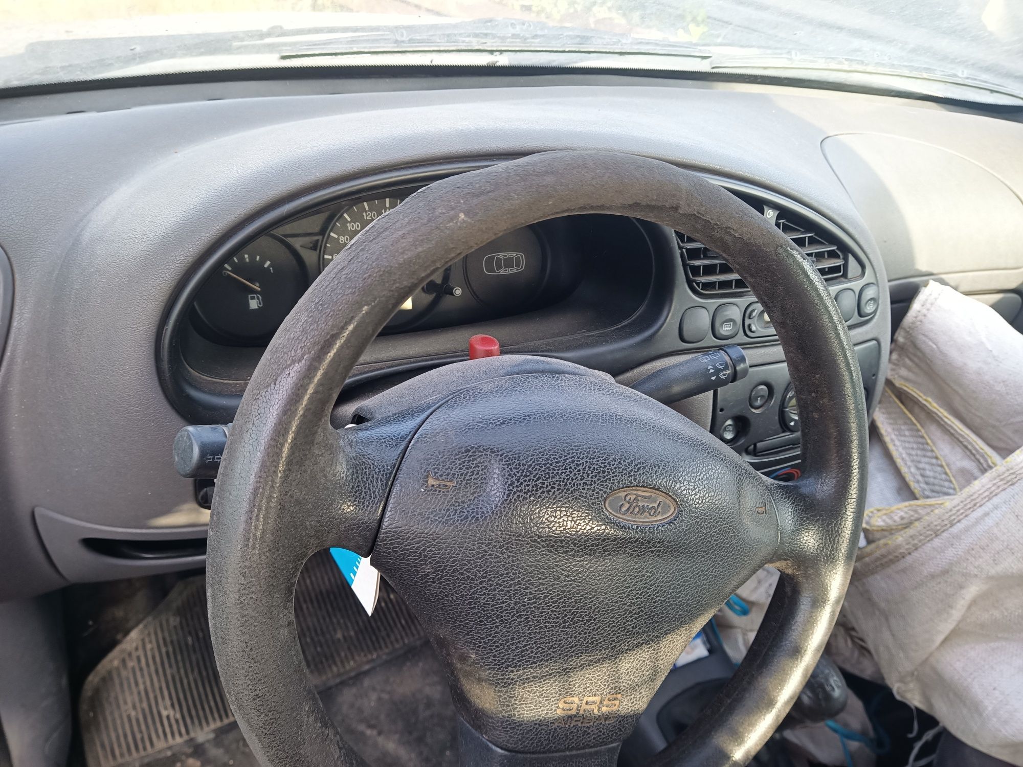 Ford Fiesta 1.8D para peças 
Mecânica traba