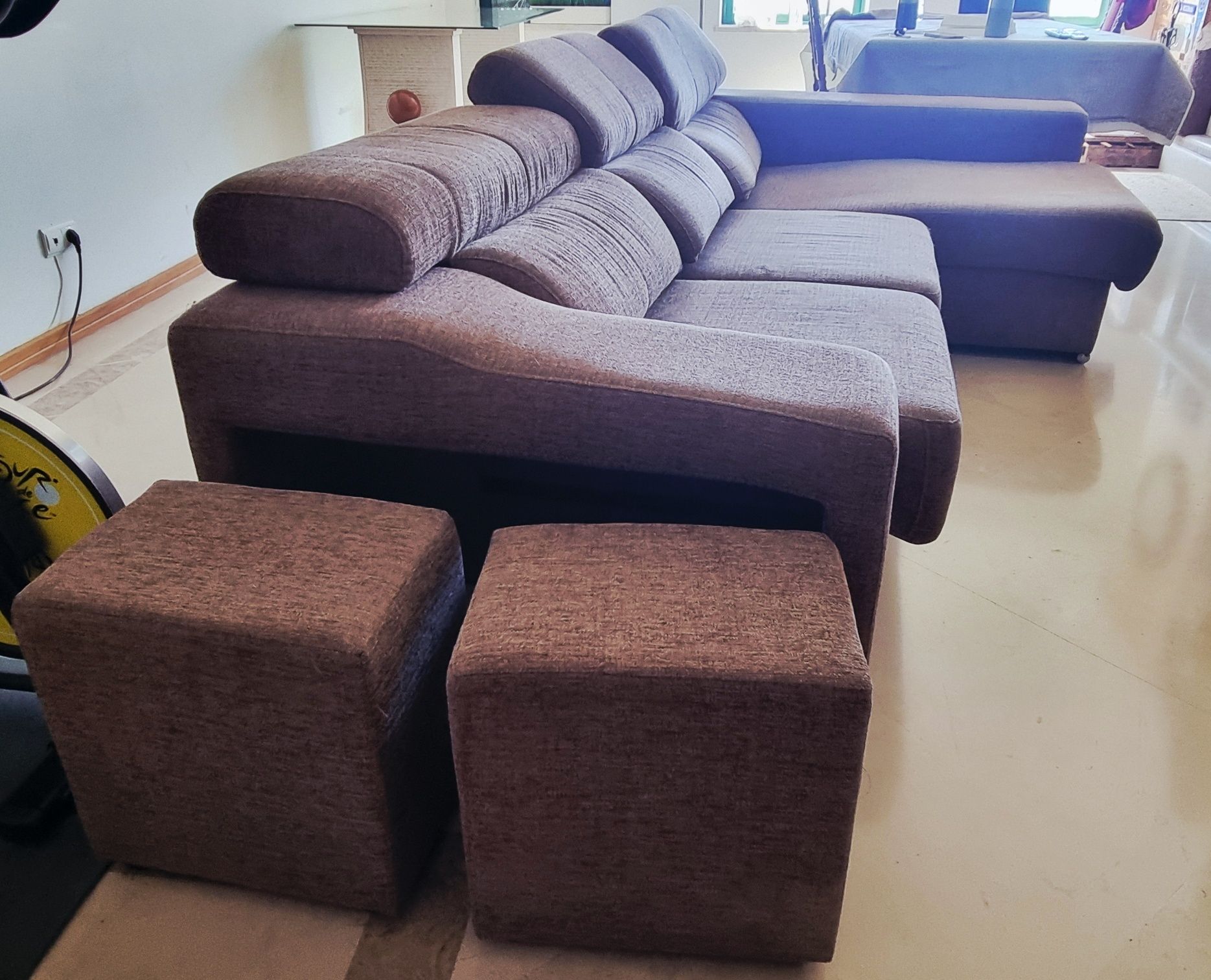Sofá com chaise longue, almofadas e puffs