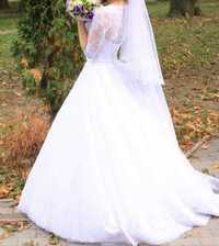 Довга весільна сукня