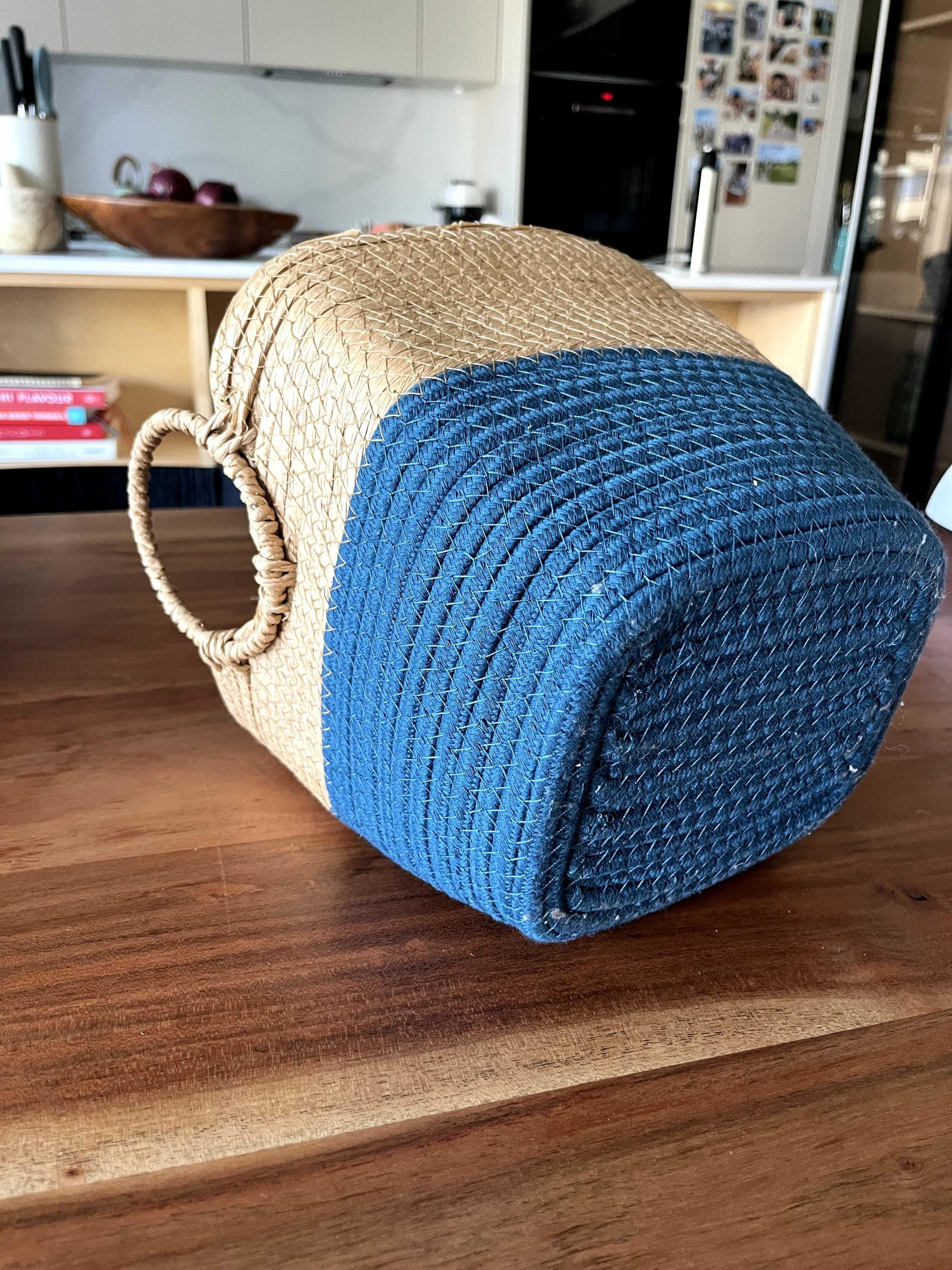 Arrumação de vime entrançado em estilo vintage, decoração
