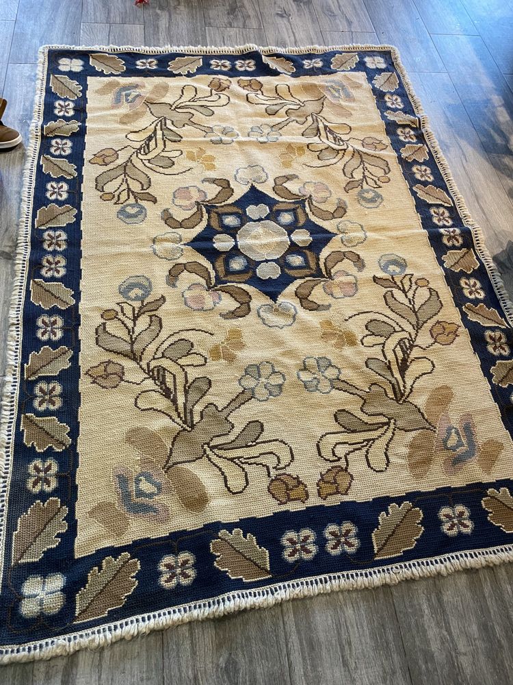 Carpete de arraiolos feito à mão