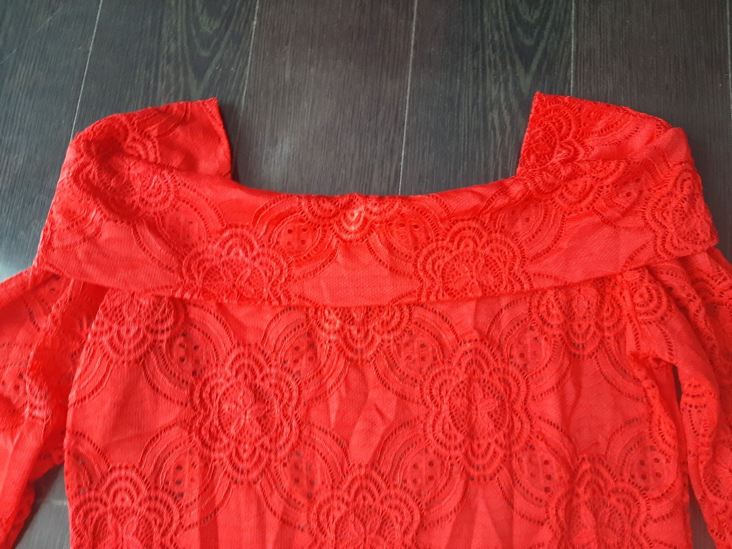 Czerwona bluzka koronkowa