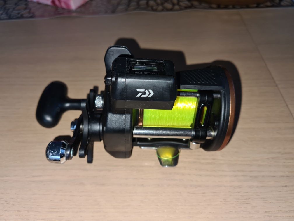 Multiplikator DAIWA SEALINE SG47LC3B na lewą rękę + gratis.