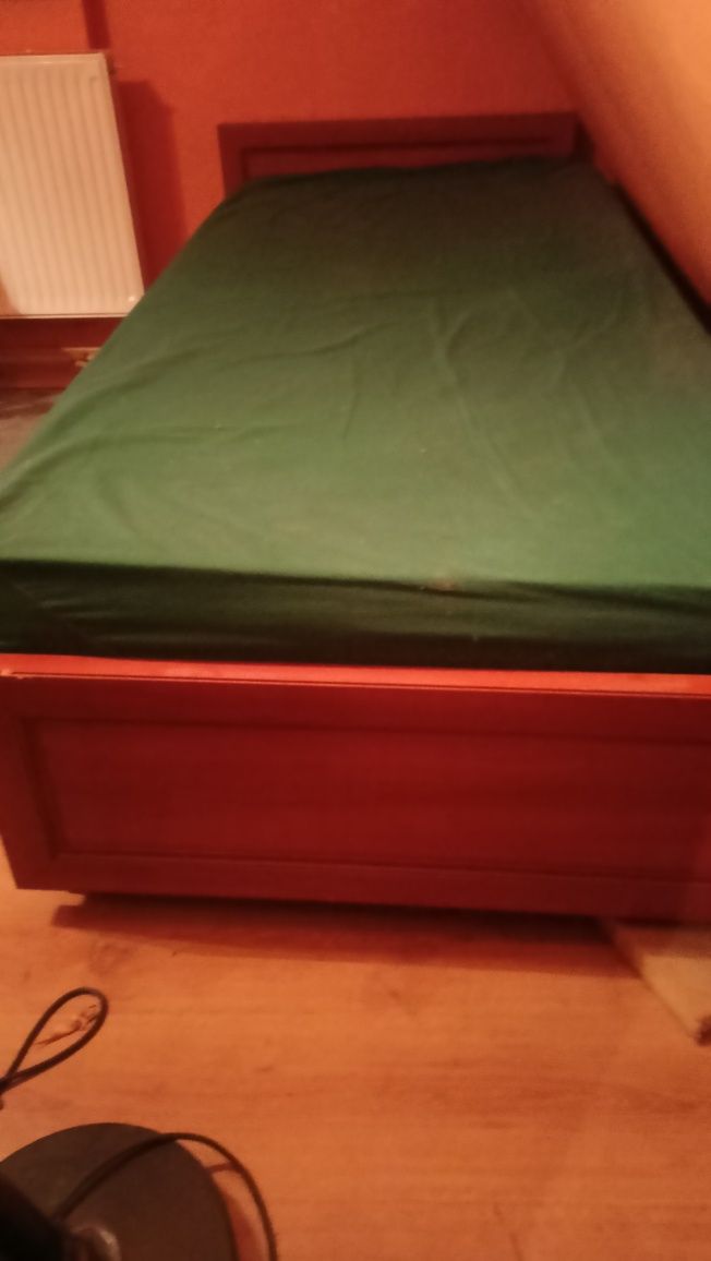 Łóżko z materacem i pojemnikiem na pościel
