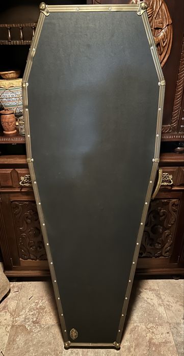 Casket by Warwick Coffin Case de baixo.