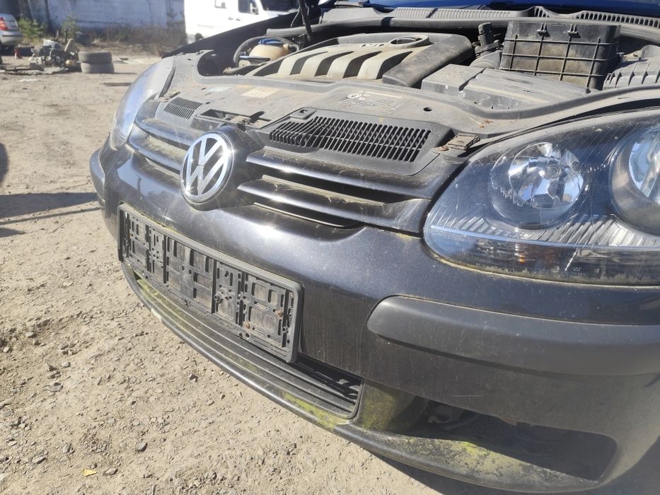 VW Golf V zderzak przód przedni czarny grill LC9Z