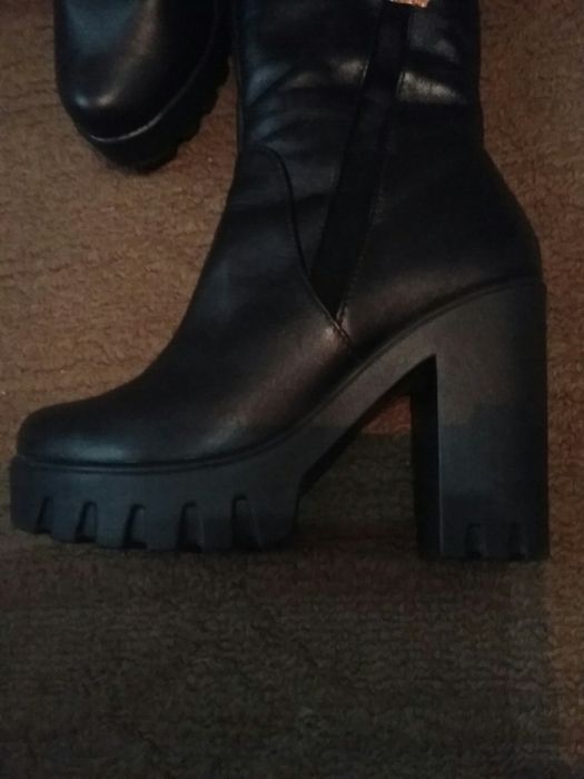 Продам зимові кожані ботінки