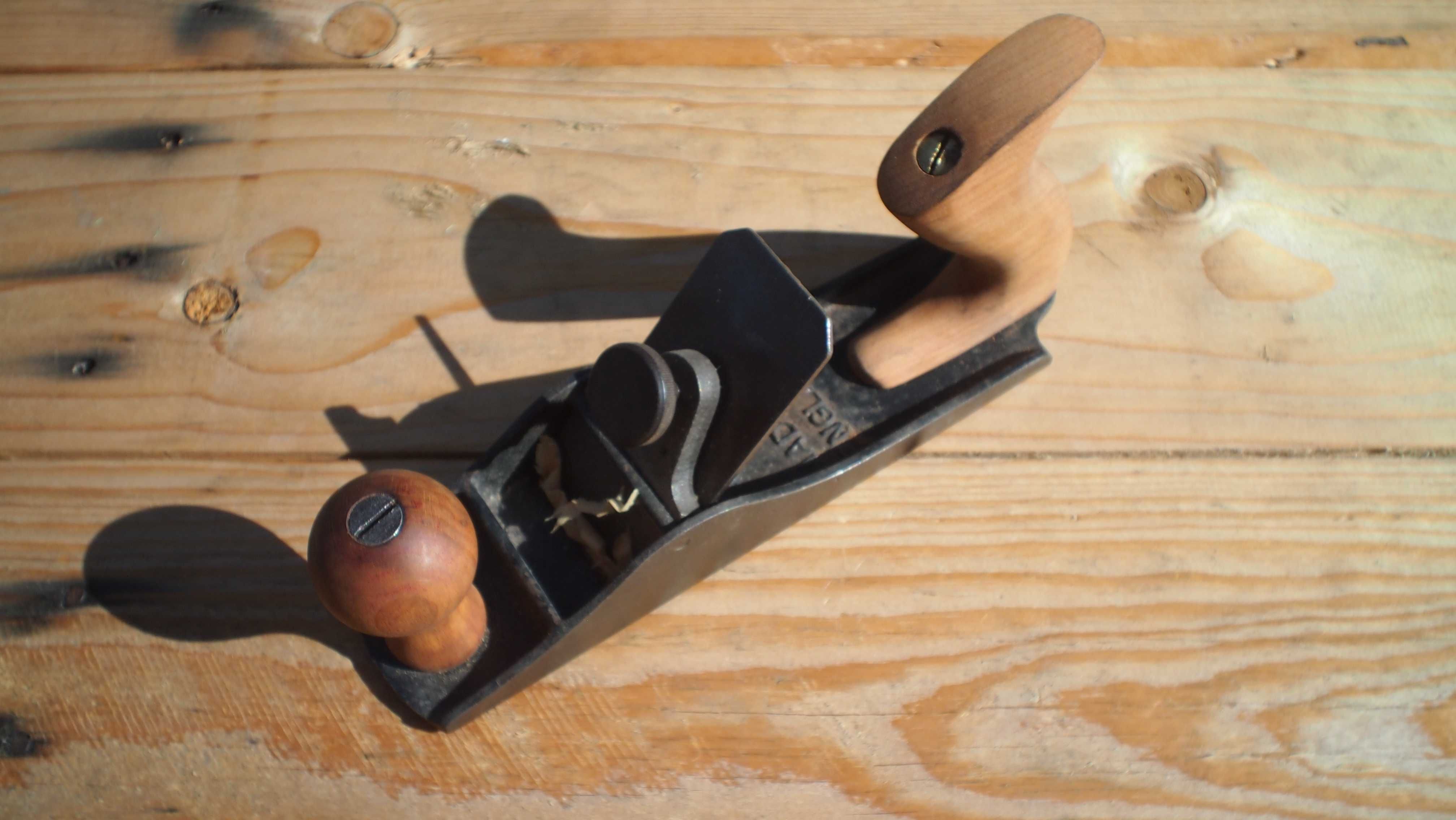 Plaina inglesa "scrub plane" de desbasto rápido.