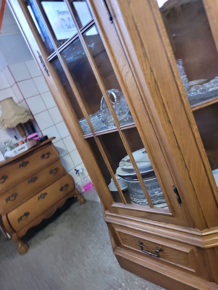 Zestaw mebli debowych:Witryna  100% i komoda