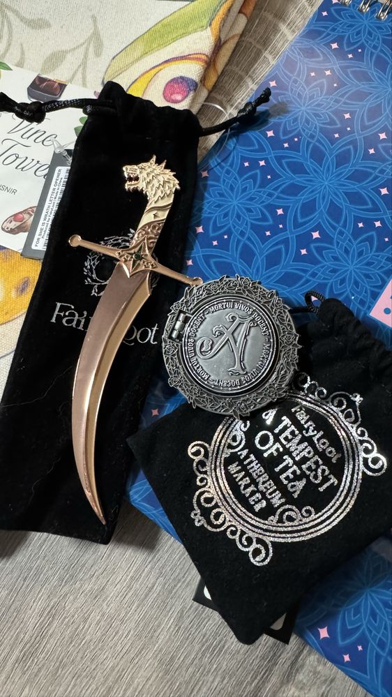 Книжковий мерч з Illumicrate та Fairyloot