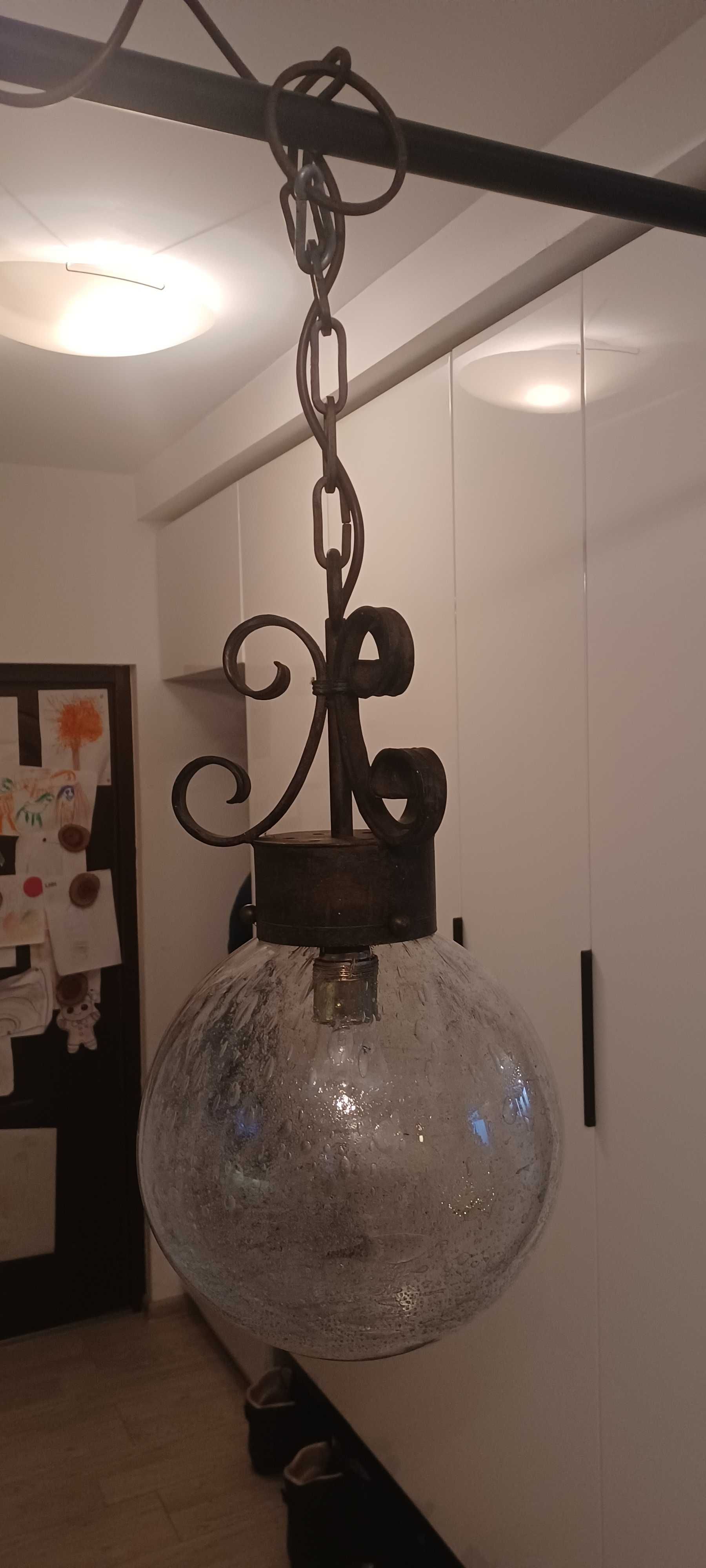 stare kute lampy wiszące, vintage, metalowe, okrągłe szklane klosze
