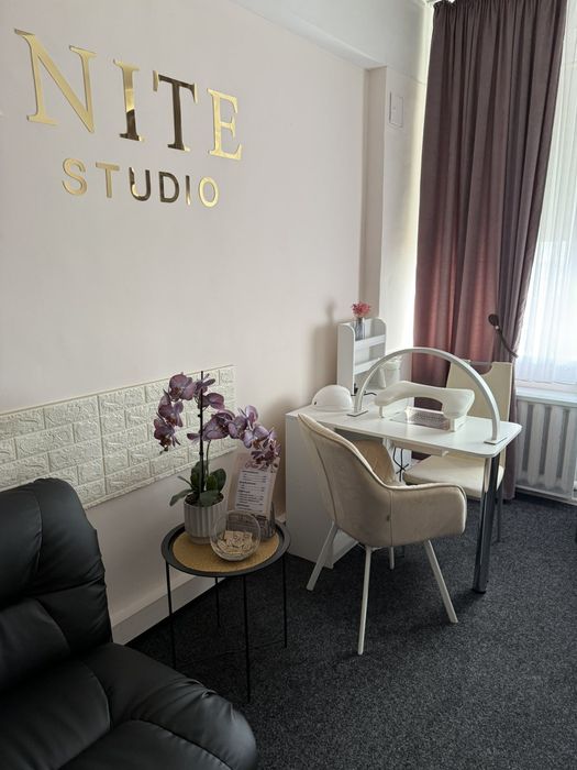 Здається в оренду місце для майстра манікюру.