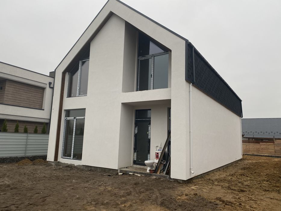 Двухповерховий будинок в спокійному районі!