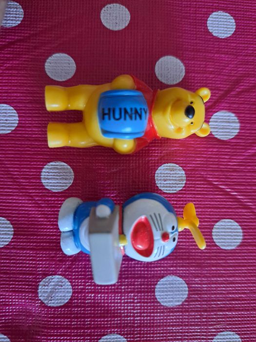 2 bonecos - Winnie + Doraemon