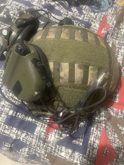 Шолом с навушниками