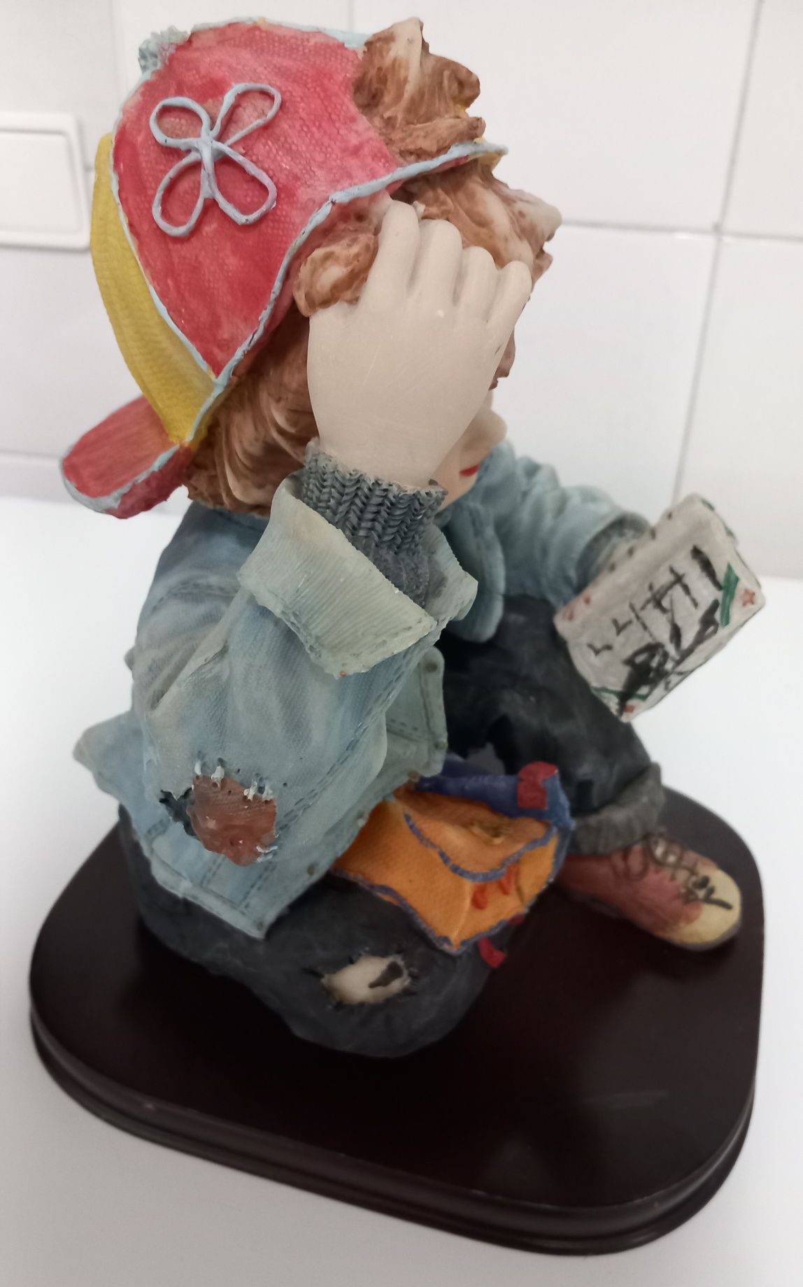 ESTÁTUA CRIANÇA POBRE COM GOSTO PELA LEITURA.Livros,Casa,Sala,Quarto.