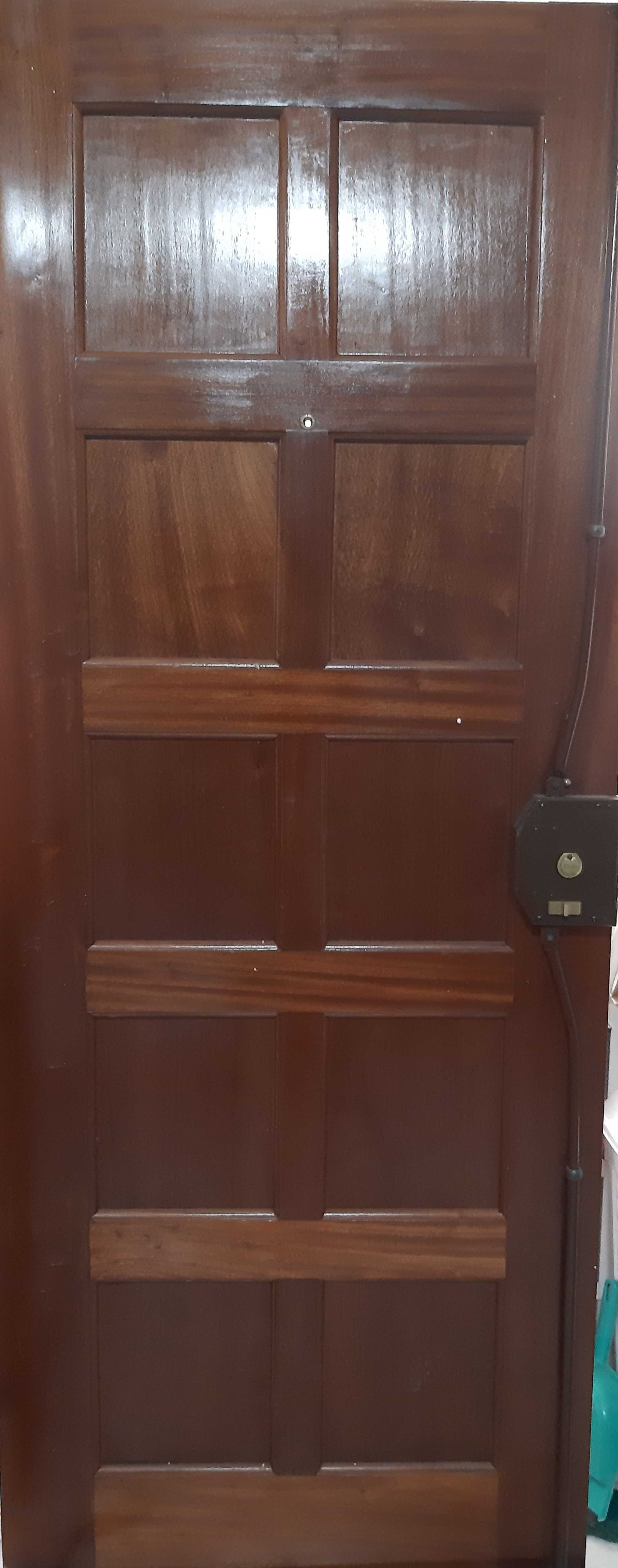 Porta Exterior madeira com fechadura RODES