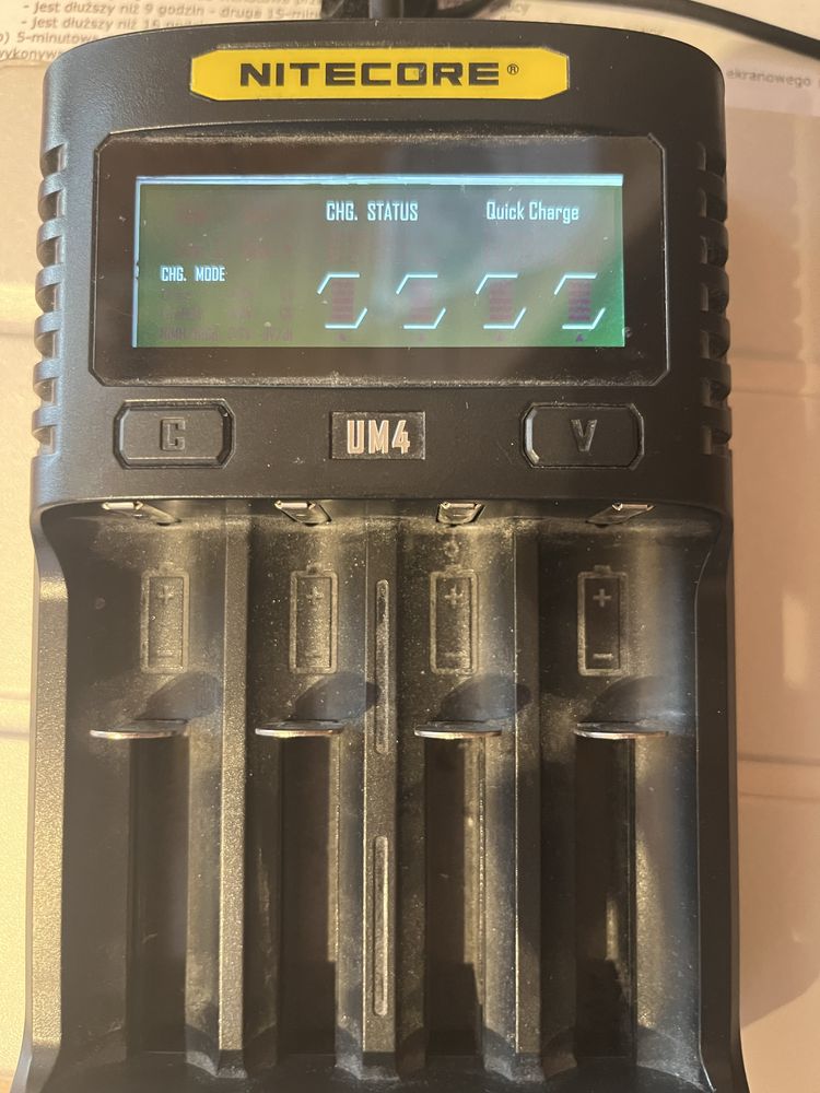 Ładowarka Nitecore UM4