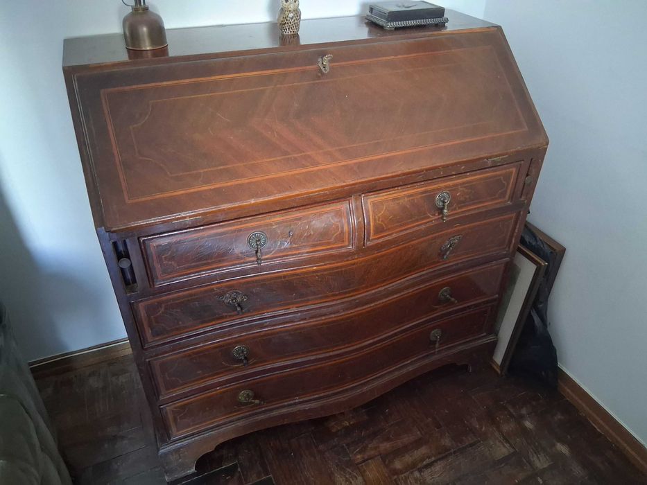 Escrivaninha muito antiga por apenas 150 euros