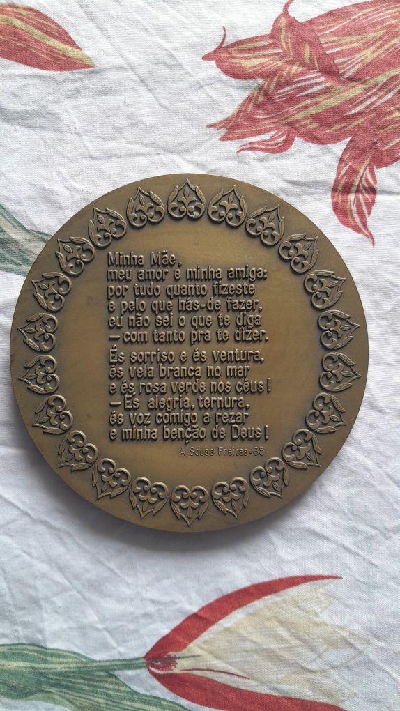 Medalha antiga dedicada à mãe