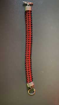Bransoletka czerwono-czarna wykonana z maleńkich koralików