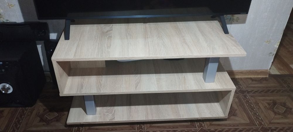 Стіл журнальний. Підставка під телевізор.