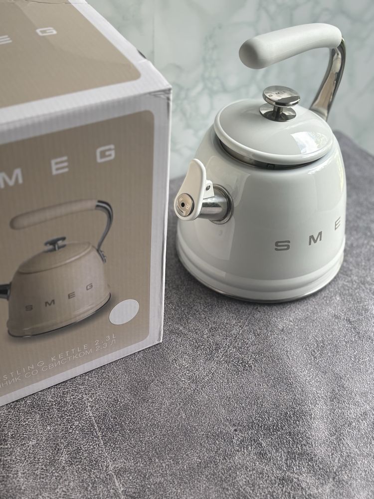 Чайник Smeg со свистком